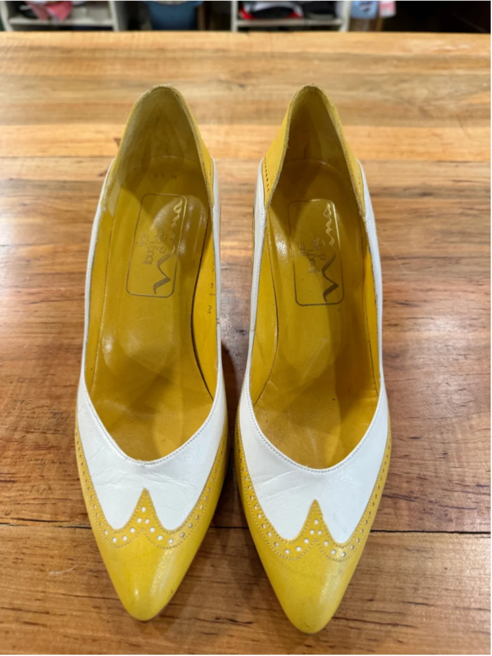 Vintage The Touch of Nina Yellow White Spectator Pumps Heels 6.5 M Leather Wingt
